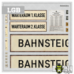 Lade das Bild in den Galerie-Viewer, LGB Bahnhofsschilder Set 1:22,5 Epoche III Aufkleber Gartenbahn Beschriftung
