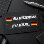 Lade das Bild in den Galerie-Viewer, Fahrer- &amp; Beifahrer-Sticker mit Wunschname und Landesflagge – 2-teiliges Set
