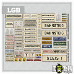 Lade das Bild in den Galerie-Viewer, LGB Bahnhofsschilder Set 1:22,5 Epoche III Aufkleber Gartenbahn Beschriftung
