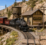 Lade das Bild in den Galerie-Viewer, LGB 1:22,5 USA Bahnhofsschilder Western 1880–1900 Aufkleber Beschriftungsset
